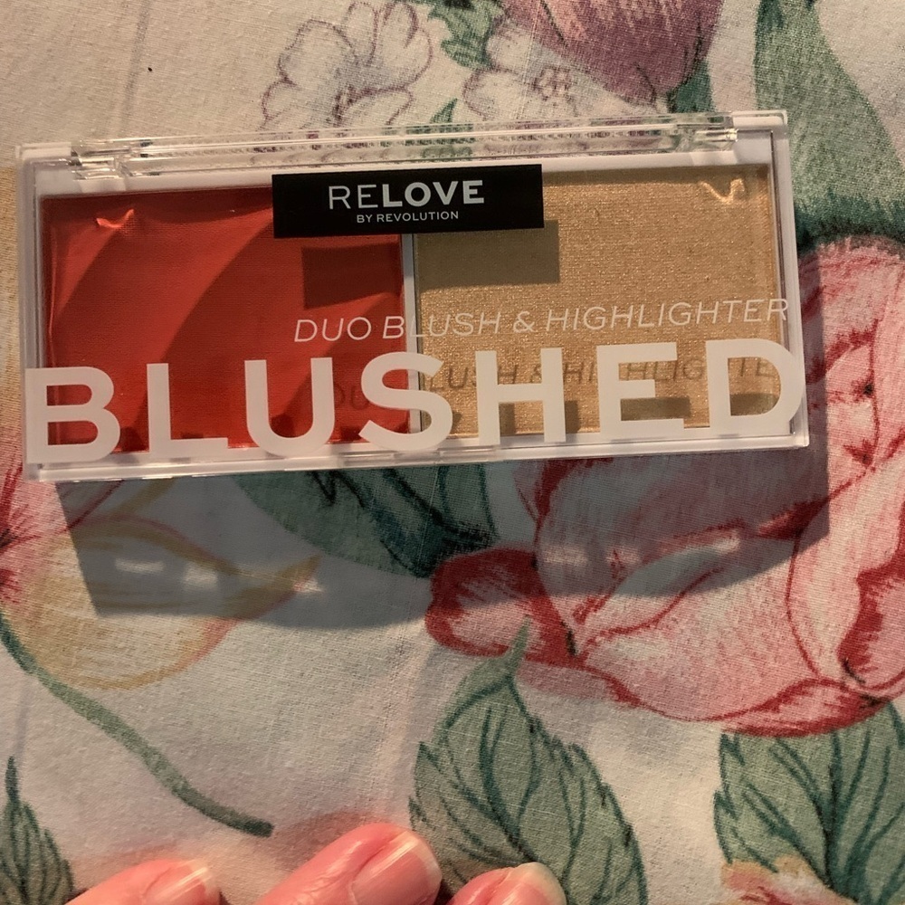 Revolution Relove Duo Blush Palette - Red and Gold